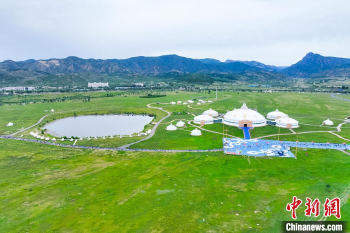 万余名跑者云集敕勒川草原半程马拉松点燃初秋