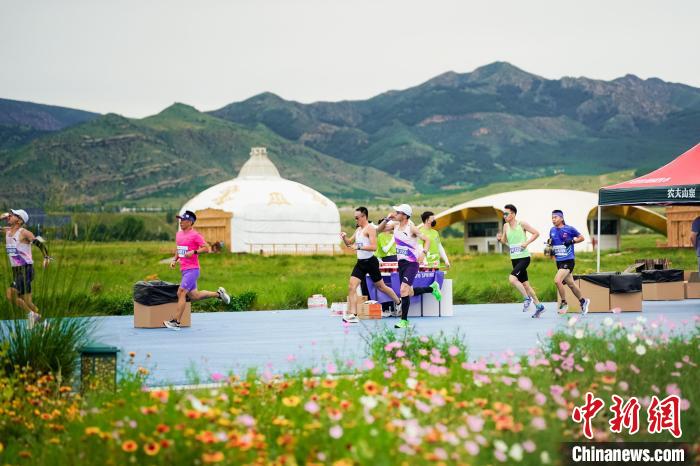 万余名跑者云集敕勒川草原半程马拉松点燃初秋