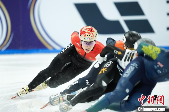 北京短道速滑世锦赛男子1500米：刘少昂因对手犯