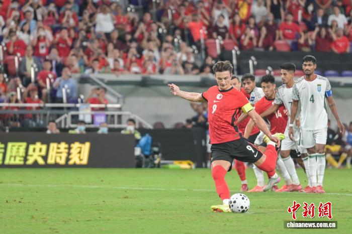 中国香港队点球破门遭黄牌罚下 11战平孟加拉国