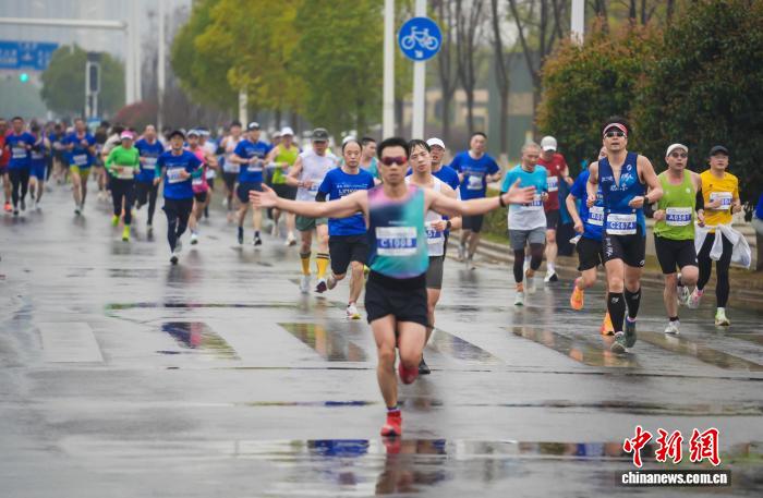 武汉空港半马鸣枪开跑 跑者畅跑城市新图景