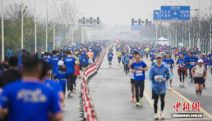 武汉空港半马鸣枪开跑 跑者畅跑城市新图景