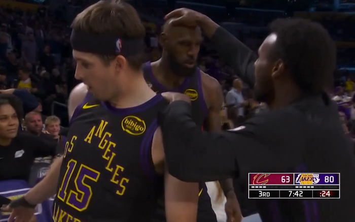 布朗尼与詹姆斯的互动引爆骑士队暂停时刻