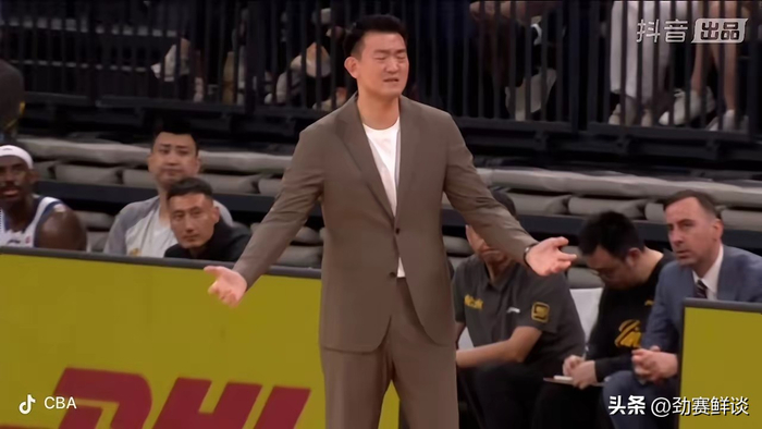 深圳男篮大胜广厦终结对手7连胜 王浩然砍32分创