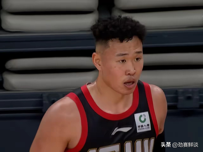 深圳男篮大胜广厦终结对手7连胜 王浩然砍32分创