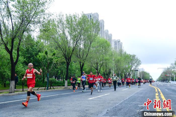 纵马科尔沁逐梦大草原:2024科尔沁马拉松在通辽