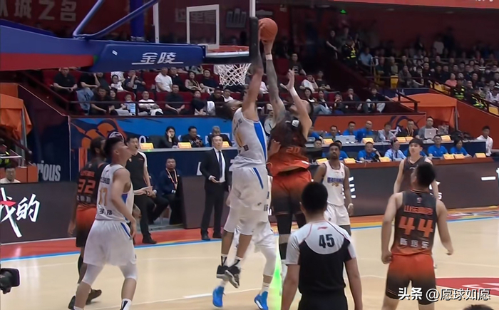 北京男篮力克山东，季后赛排名格局剧烈震荡