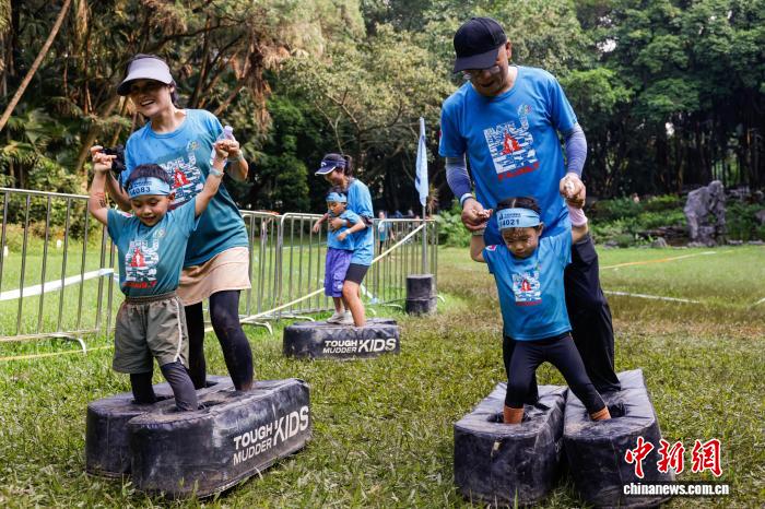 深圳笔架山泥人障碍挑战赛吸引超3000名儿童参与